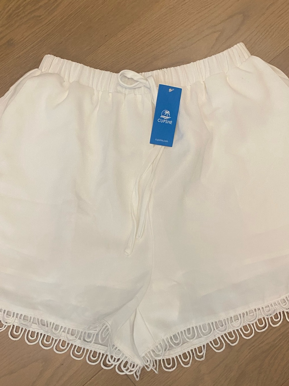 Cupshe Crisp White Trim Women's Shorts S